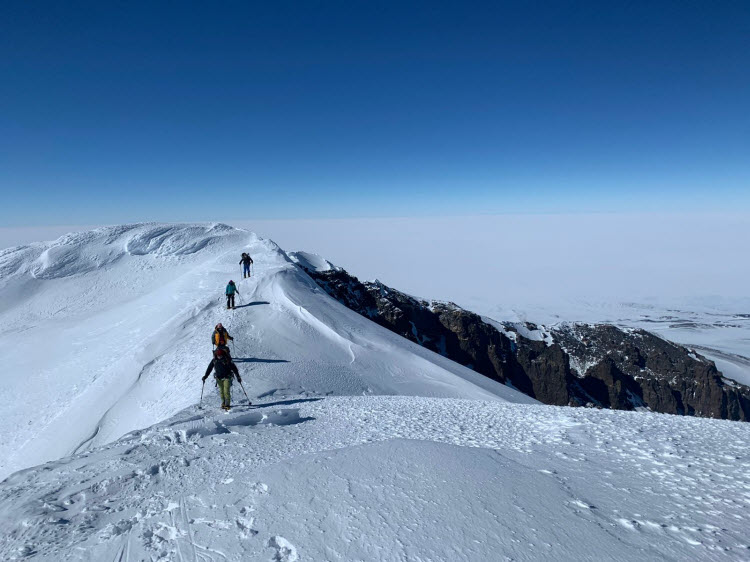 متسلق يتحدى القمم البركانية السبع  بتسلق بركان «أنتاركتيكا»